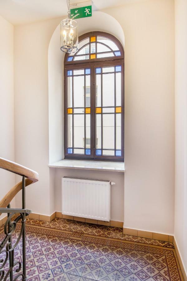 Deluxe Studio